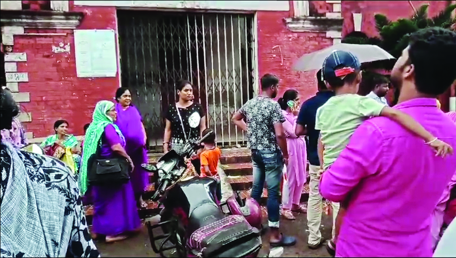 Chanchal Super Speciality Hospital workers stage stir, demand salaries