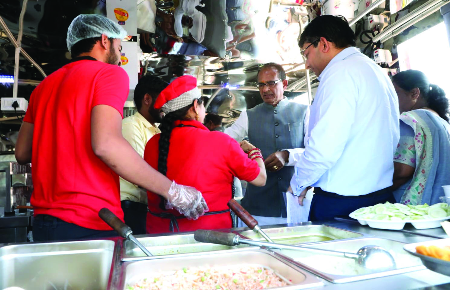 Madhya Pradesh CM Chouhan rolls out mobile kitchen centres for poor in civic bodies Madhya Pradesh CM Chouhan rolls out mobile kitchen centres for poor in civic bodies