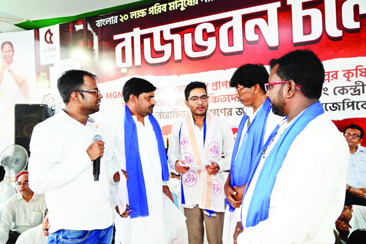 Abhishek berates Governor for questioning the state on protest outside Raj Bhavan Abhishek berates Governor for questioning the state on protest outside Raj Bhavan