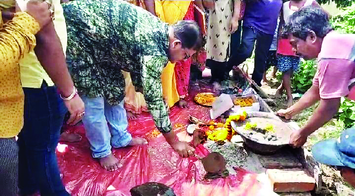 Balurghat civic body begins construction of new road Balurghat civic body begins construction of new road