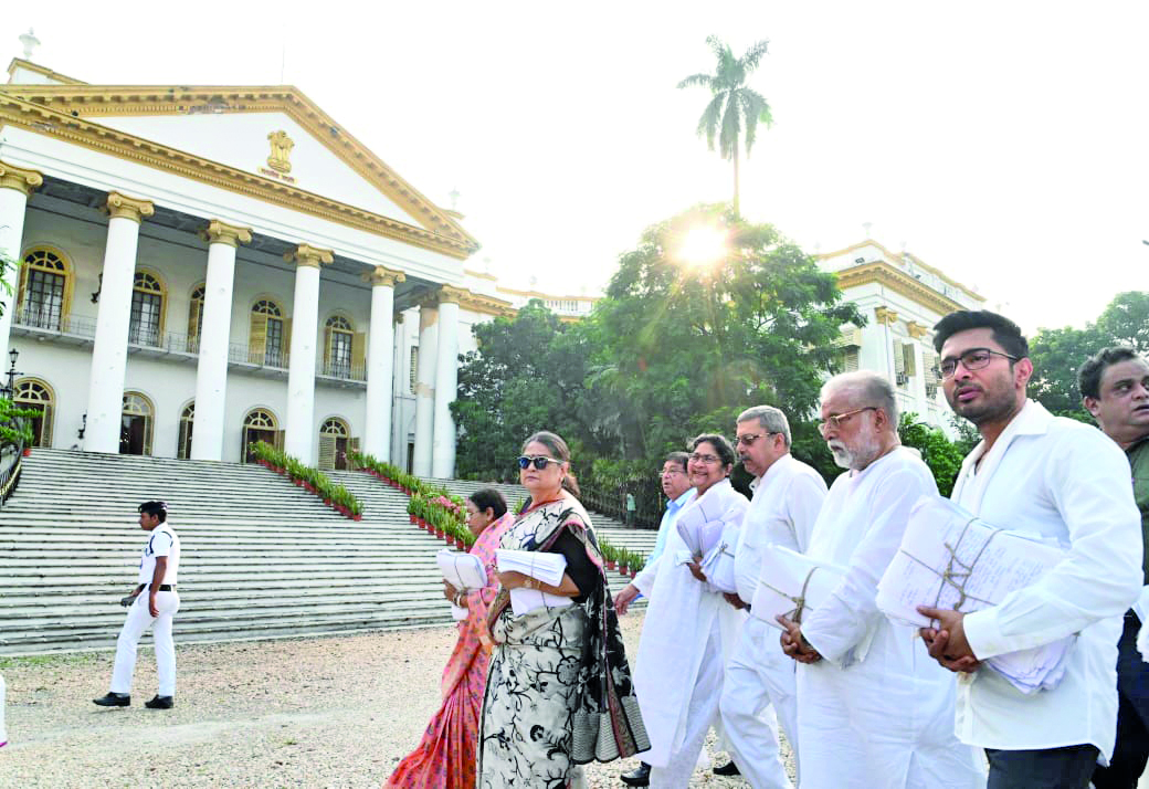 After Governor assures to take up MGNREGA dues issue with Centre, TMC withdraws sit-in at Raj Bhavan