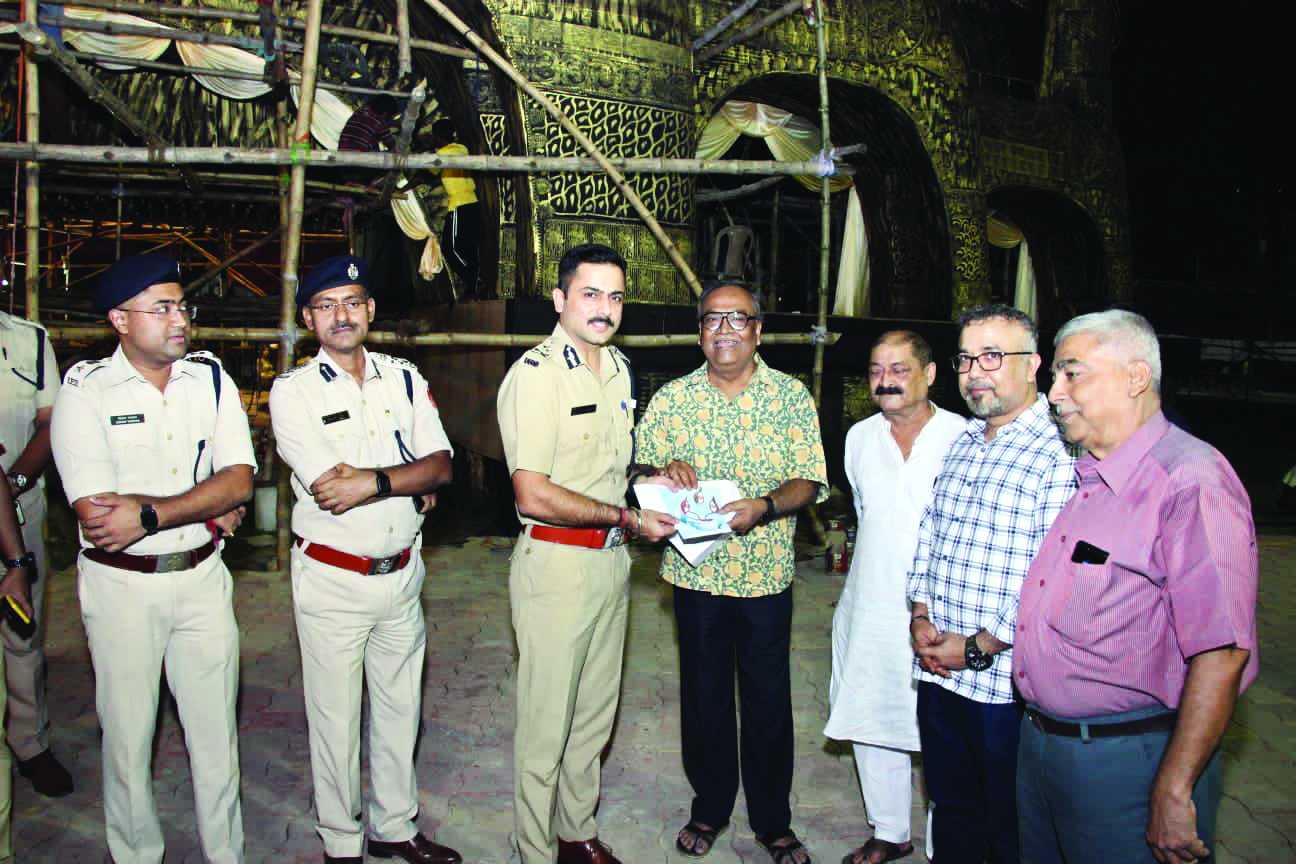 Bidhannagar CP visits Puja pandals to take stock of security measures Bidhannagar CP visits Puja pandals to take stock of security measures