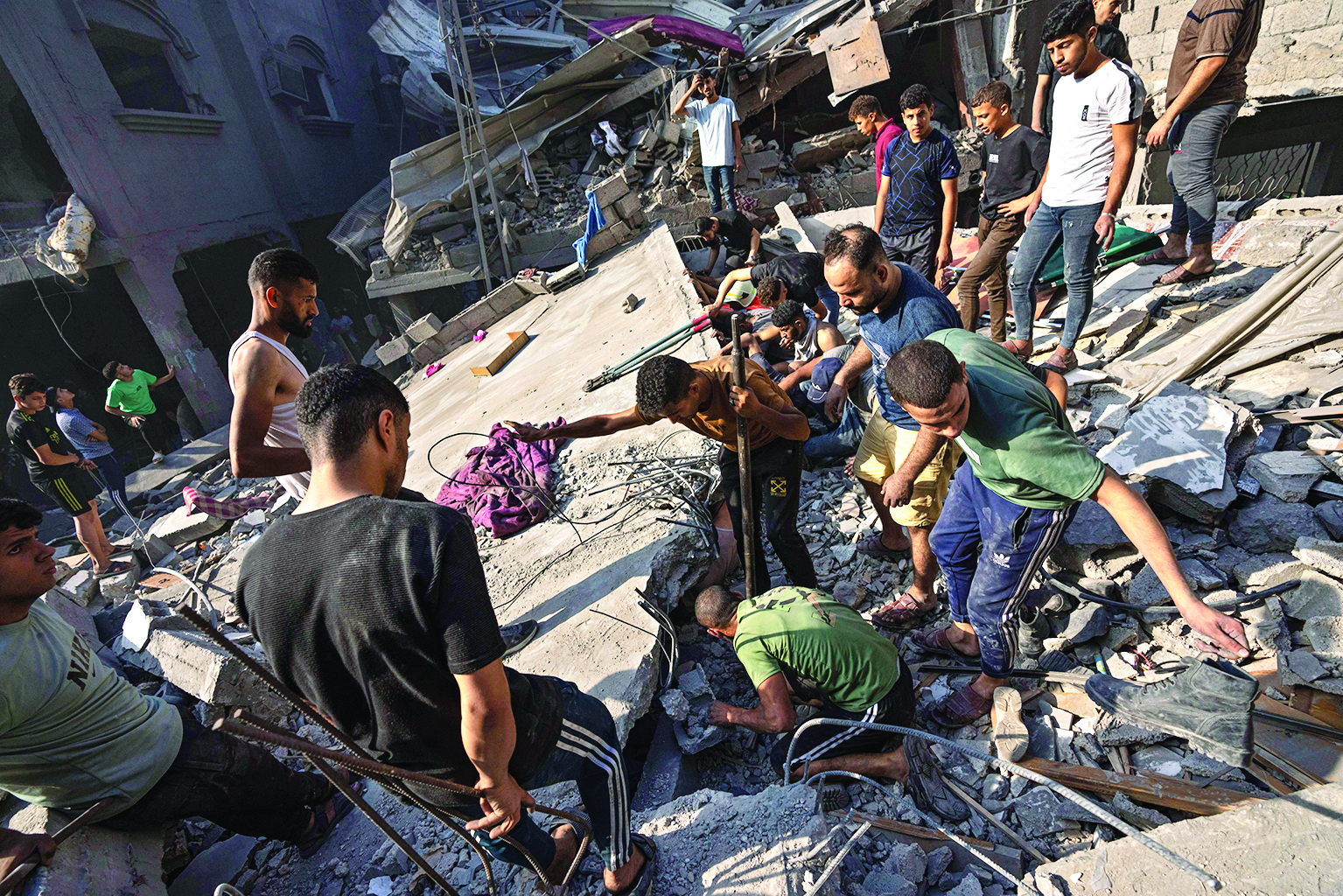 Palestinians rush to buy food as fear of more airstrikes looms