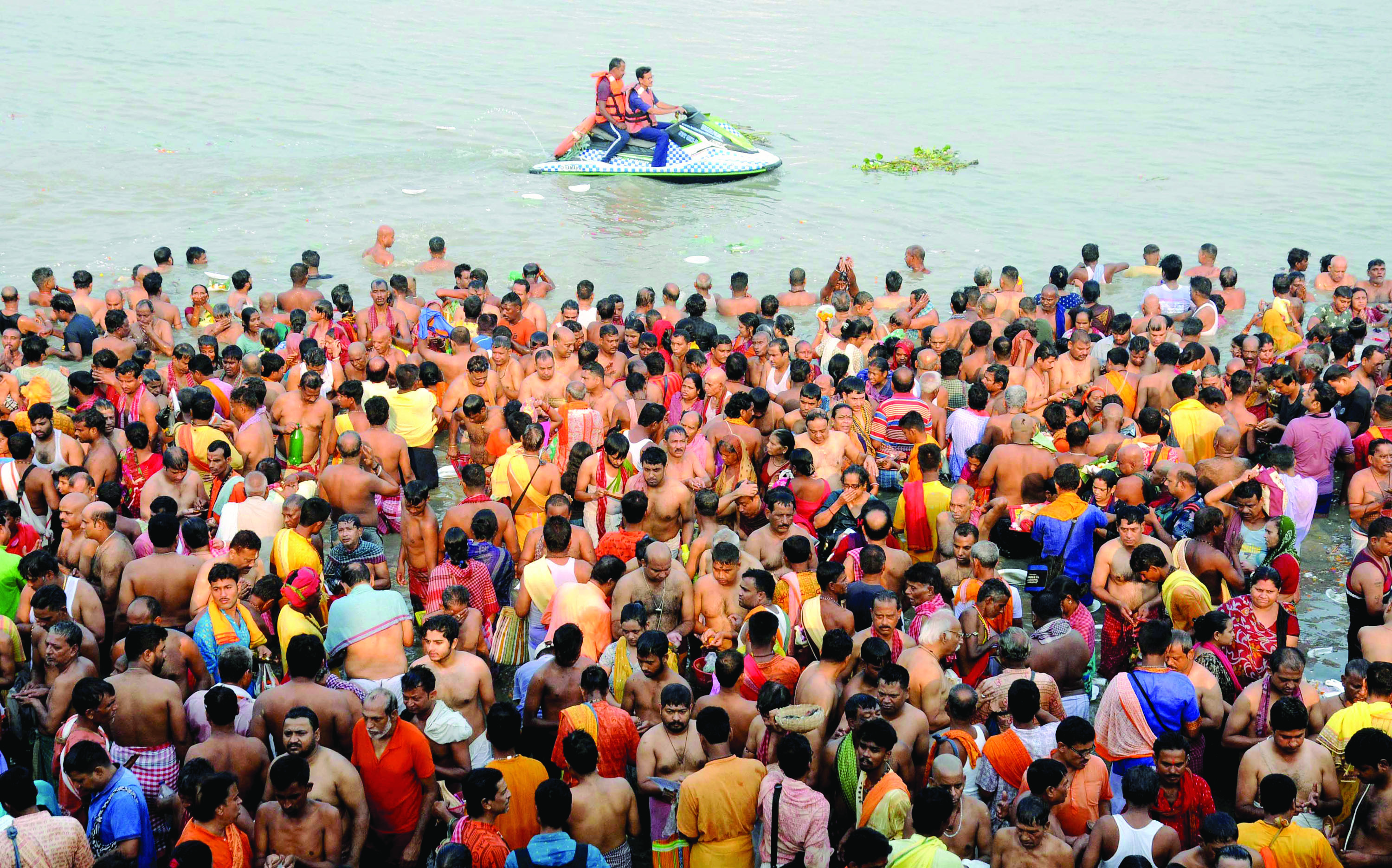 Tarpan: Lakhs of people pay obeisance to their forefathers on Mahalaya