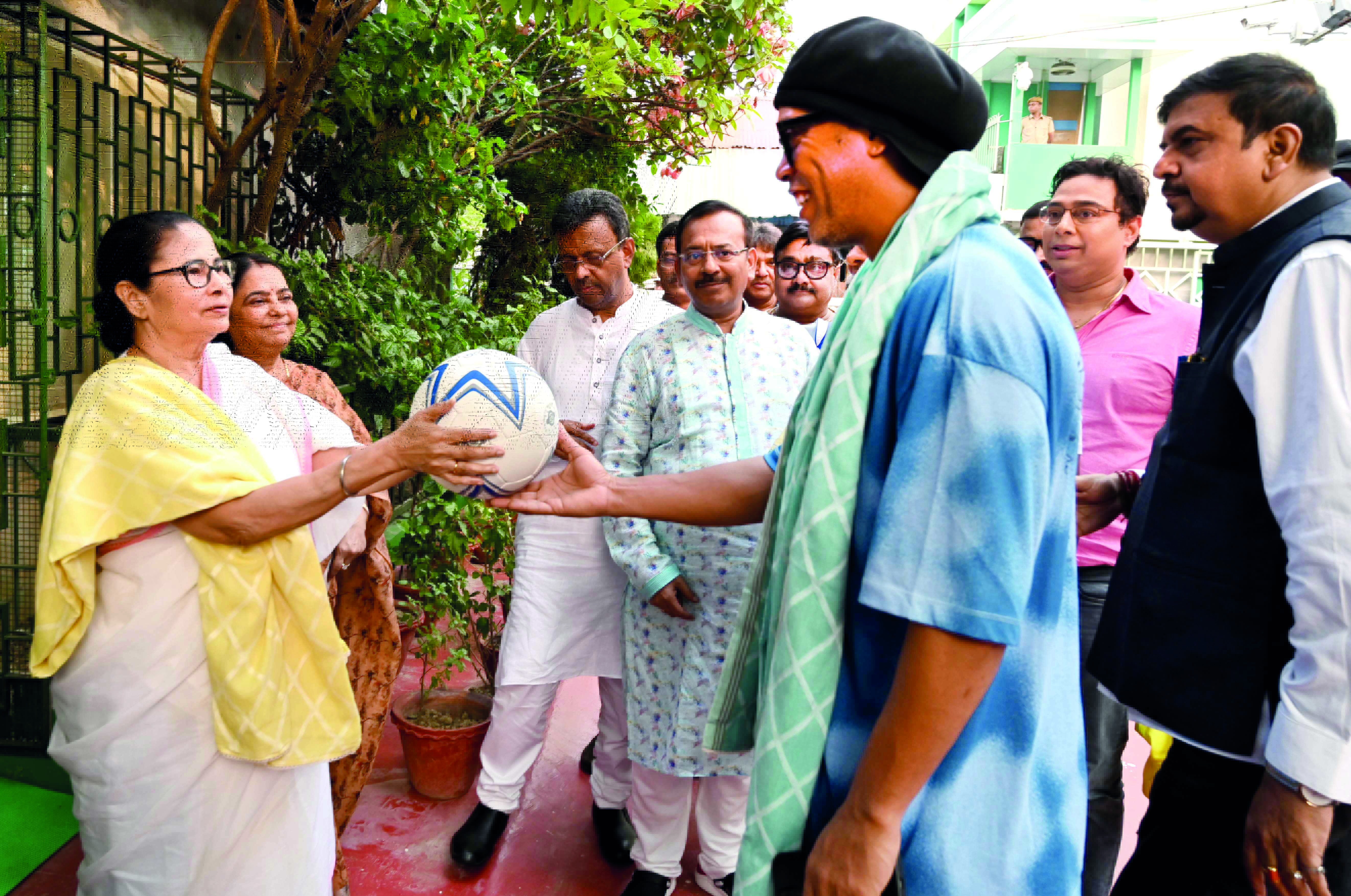 Brazilian football icon Ronaldinho meets CM; Mamata inaugurates 20 community Pujas Brazilian football icon Ronaldinho meets CM; Mamata inaugurates 20 community Pujas