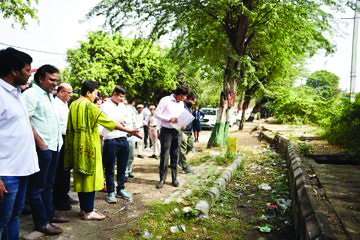 Min inspects roads of remote areas of Delhi