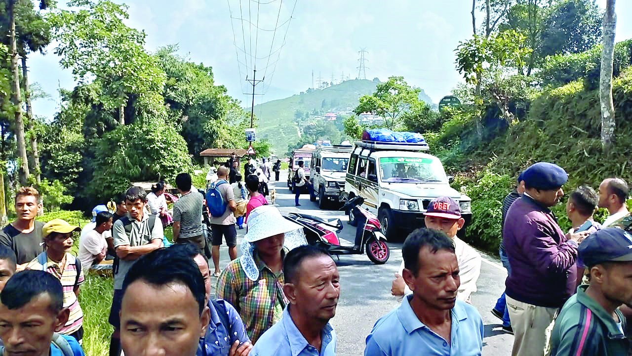 With management not willing to pay 19% bonus, workers’ protests break out in different tea gardens With management not willing to pay 19% bonus, workers’ protests break out in different tea gardens