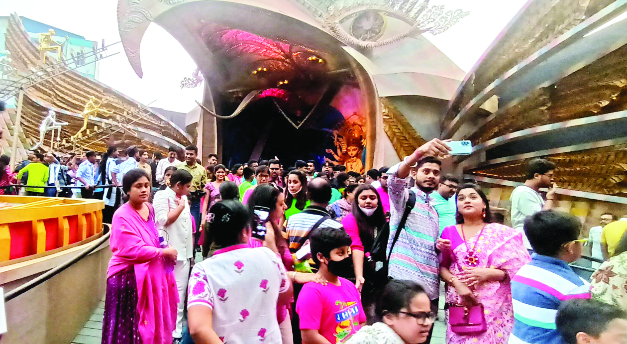 Soaked in festive fervour, pandal hoppers bring city traffic to a halt Soaked in festive fervour, pandal hoppers bring city traffic to a halt