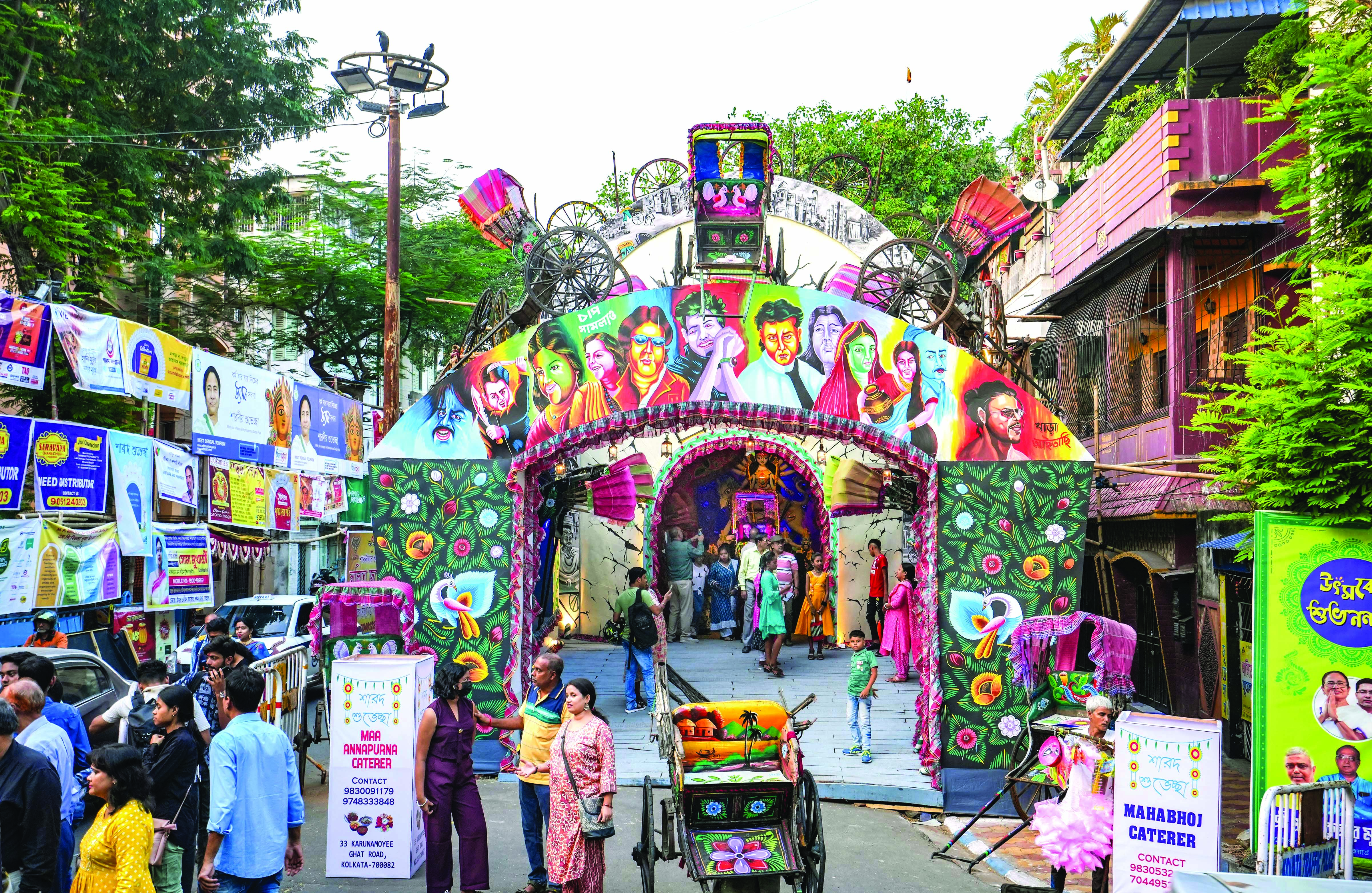 Kolkata: Lakhs descend on city roads to celebrate ‘Maha Saptami’ Kolkata: Lakhs descend on city roads to celebrate ‘Maha Saptami’