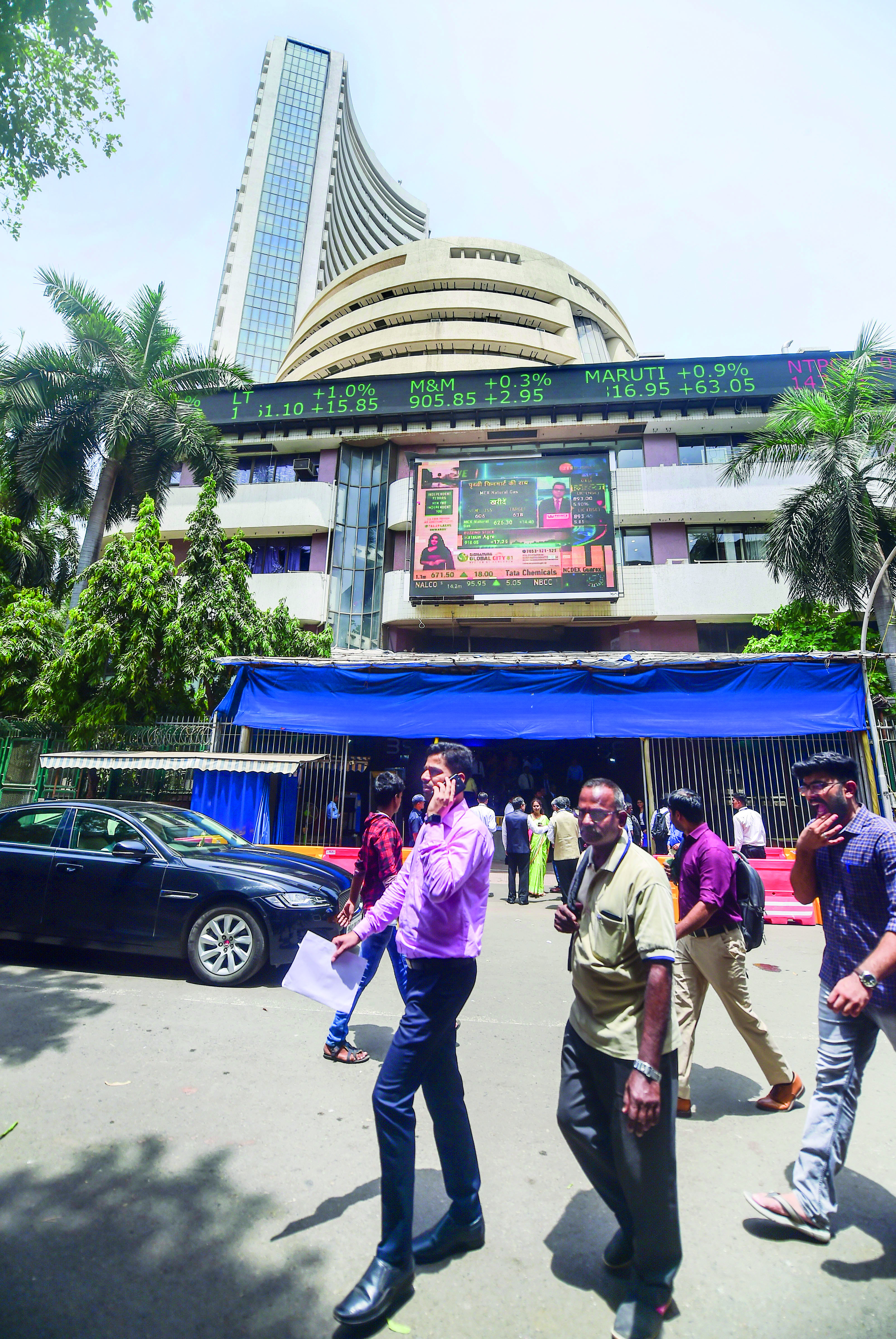Investors lose Rs 7.59L cr as Sensex plunges 826 points