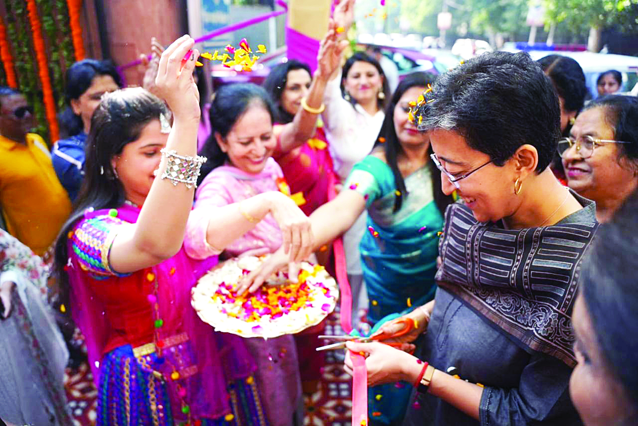 Minister inaugurates Diwali Carnival of DU Women’s Association