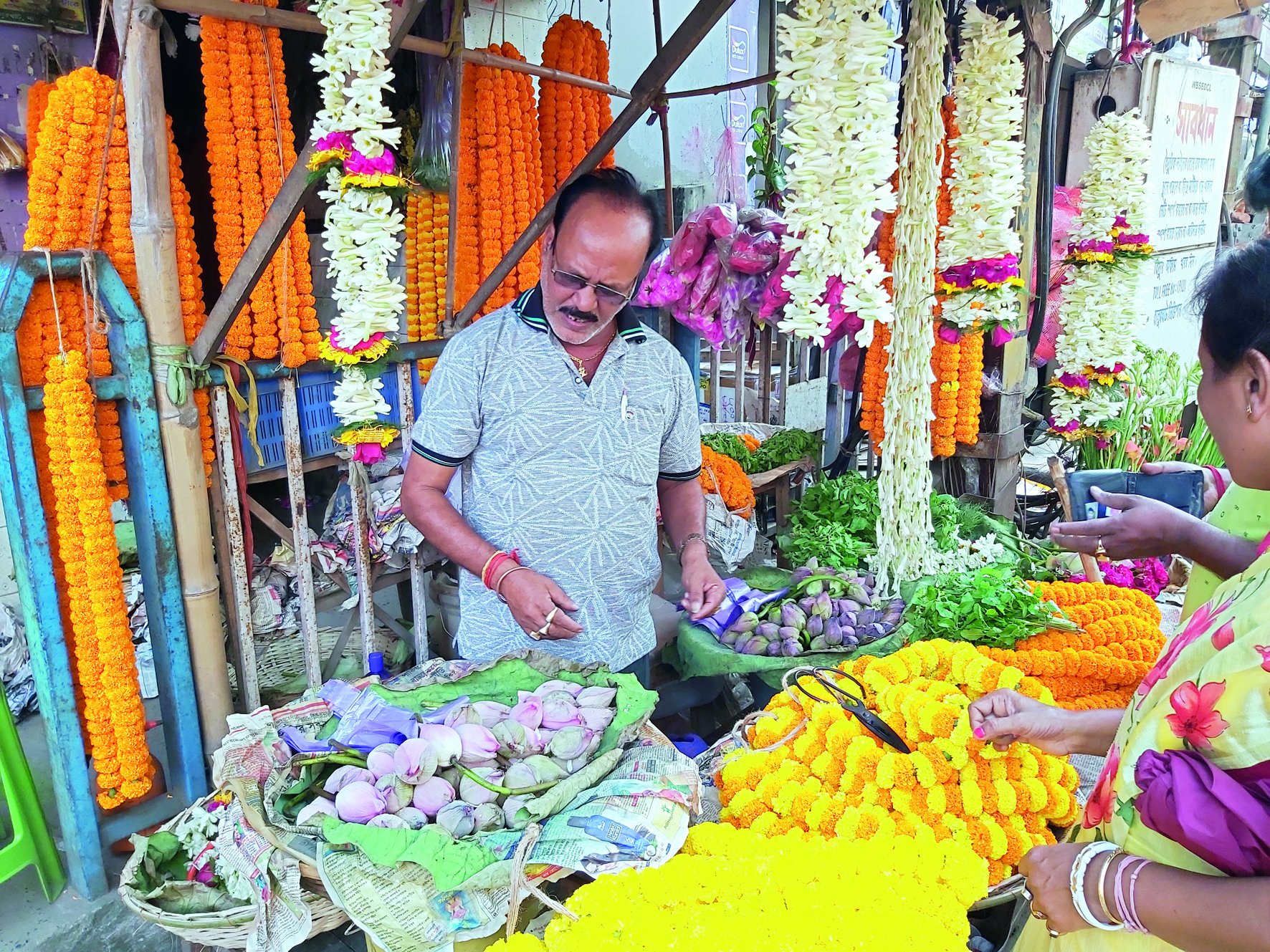 Lakshmi Puja: Lotus prices skyrocket in Balurghat