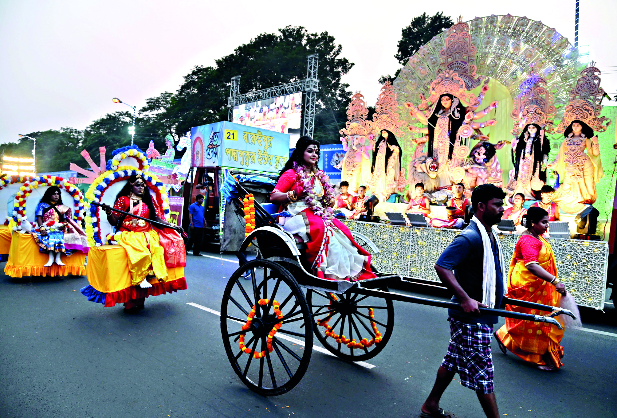 Pomp and grandeur of Puja carnival leave delegates mesmerised