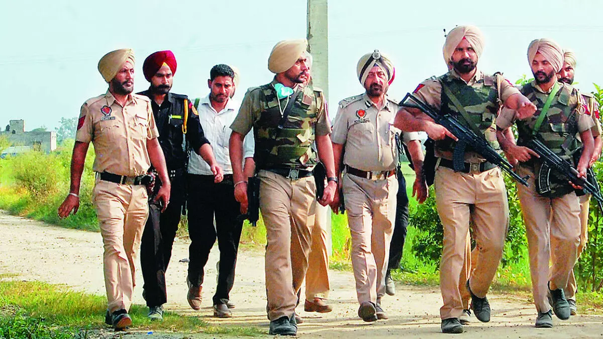 Punjab: 3 kg heroin, 4 cartridges recovered near Pak border in Tarn Taran district