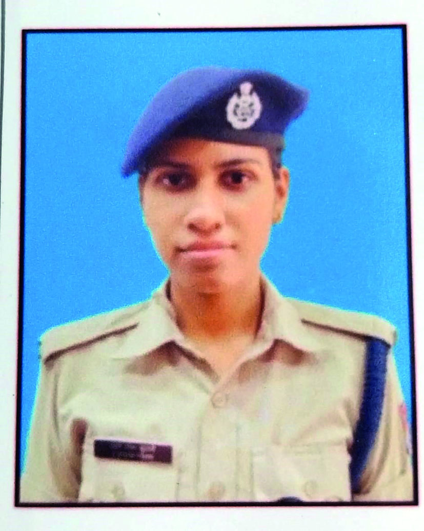 Bengal: Woman RPF constable saves passenger trying to board running train in Tatanagar Bengal: Woman RPF constable saves passenger trying to board running train in Tatanagar