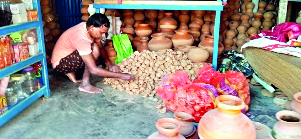 Balurghat: Festival of lights fails to bring cheer to clay lamp artisans Balurghat: Festival of lights fails to bring cheer to clay lamp artisans