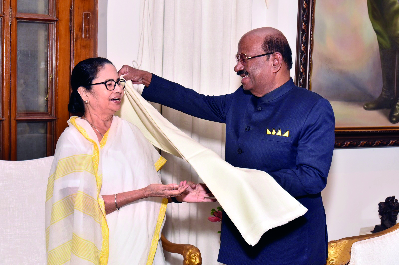CM meets Guv at Raj Bhavan, extends festive greetings