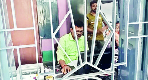 Post office in Balurghat functioning sans weighing machine Post office in Balurghat functioning sans weighing machine