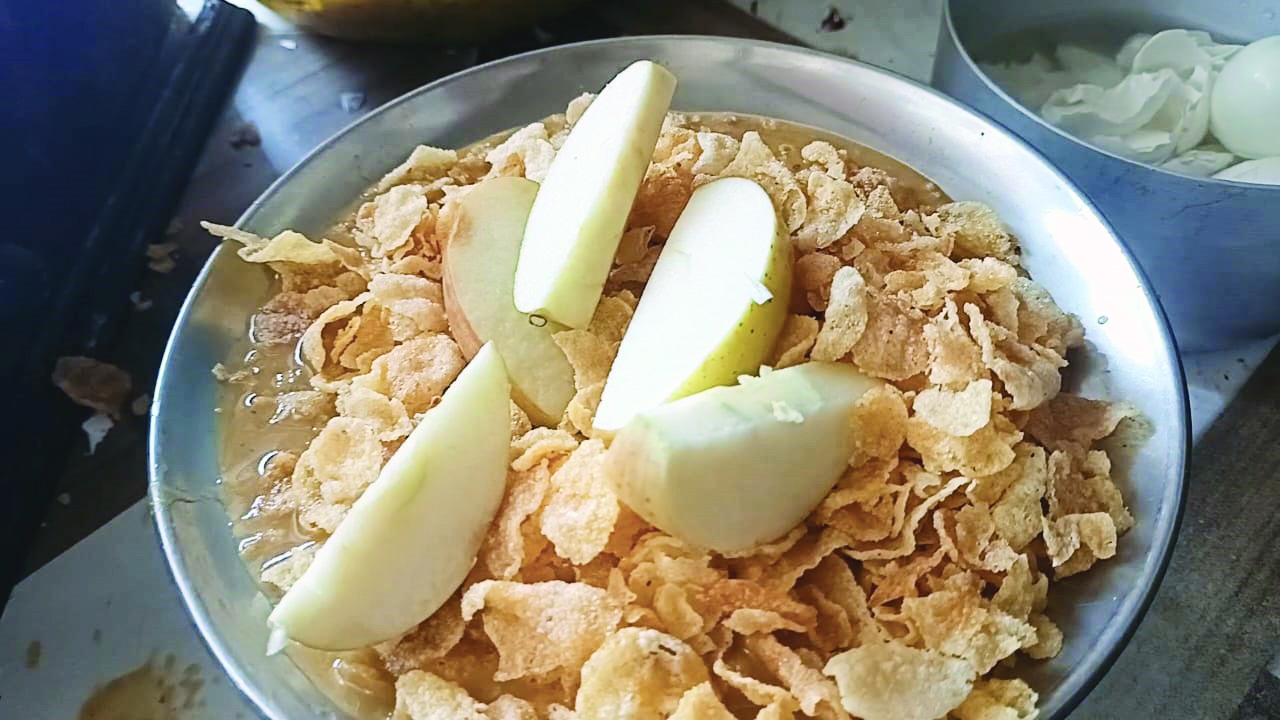 Siliguri: Onion price hike prompts eatery to use apples in its place