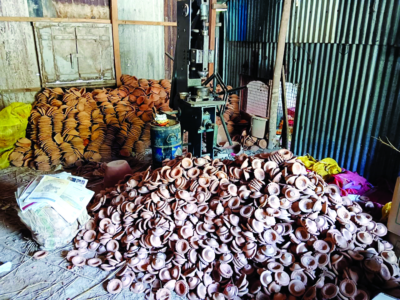 Raiganj’s earthen products find markets in Maha, Guj, UP & Bihar Raiganj’s earthen products find markets in Maha, Guj, UP & Bihar