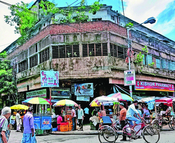 Hakim says traders must shift to Park Circus Maidan temporarily Hakim says traders must shift to Park Circus Maidan temporarily
