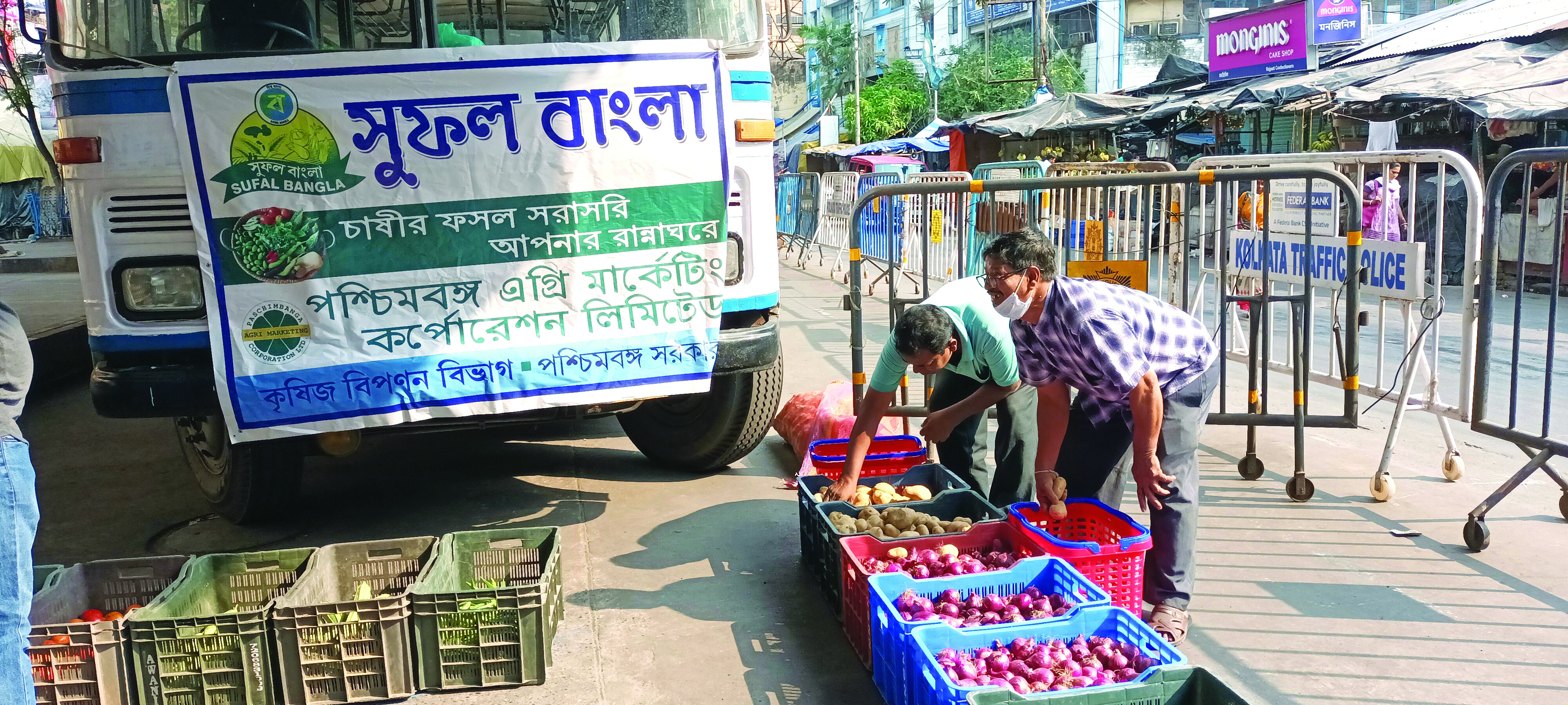 Onions being sold at Rs 55/kg at Sufal Bangla stalls Onions being sold at Rs 55/kg at Sufal Bangla stalls