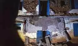 Thousands spend night under open sky in Nepal after earthquake damages their houses Thousands spend night under open sky in Nepal after earthquake damages their houses