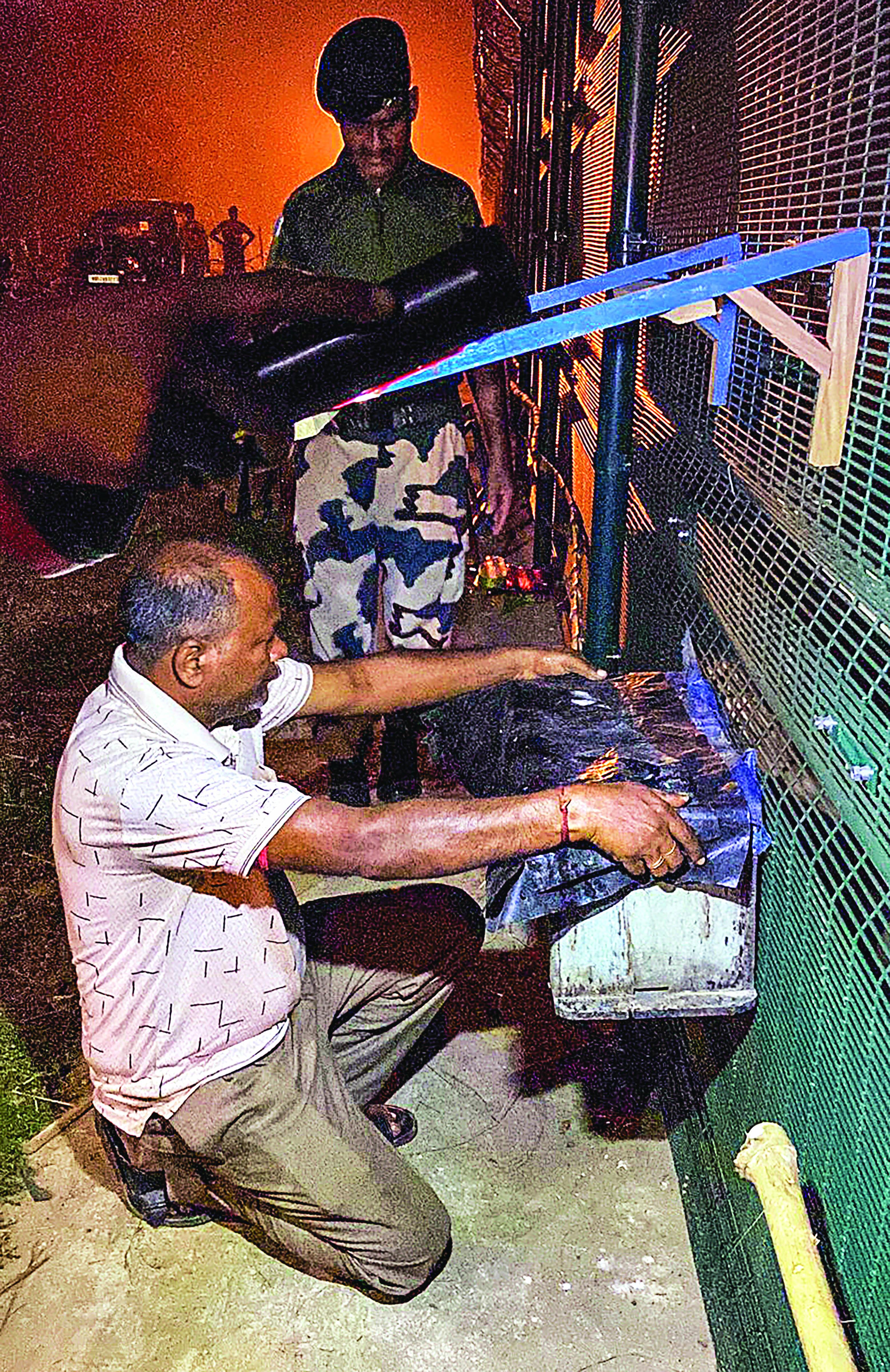 BSF instals beehives on India-B’desh fence to check cross-border crimes BSF instals beehives on India-B’desh fence to check cross-border crimes