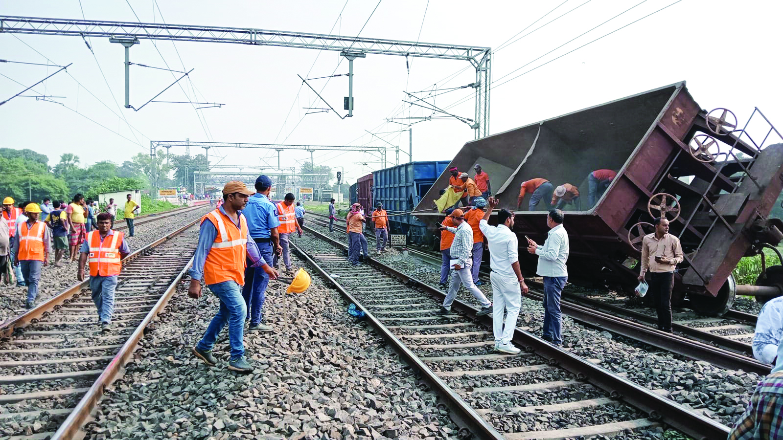 Coach of goods train derails in Harishchandrapur Coach of goods train derails in Harishchandrapur