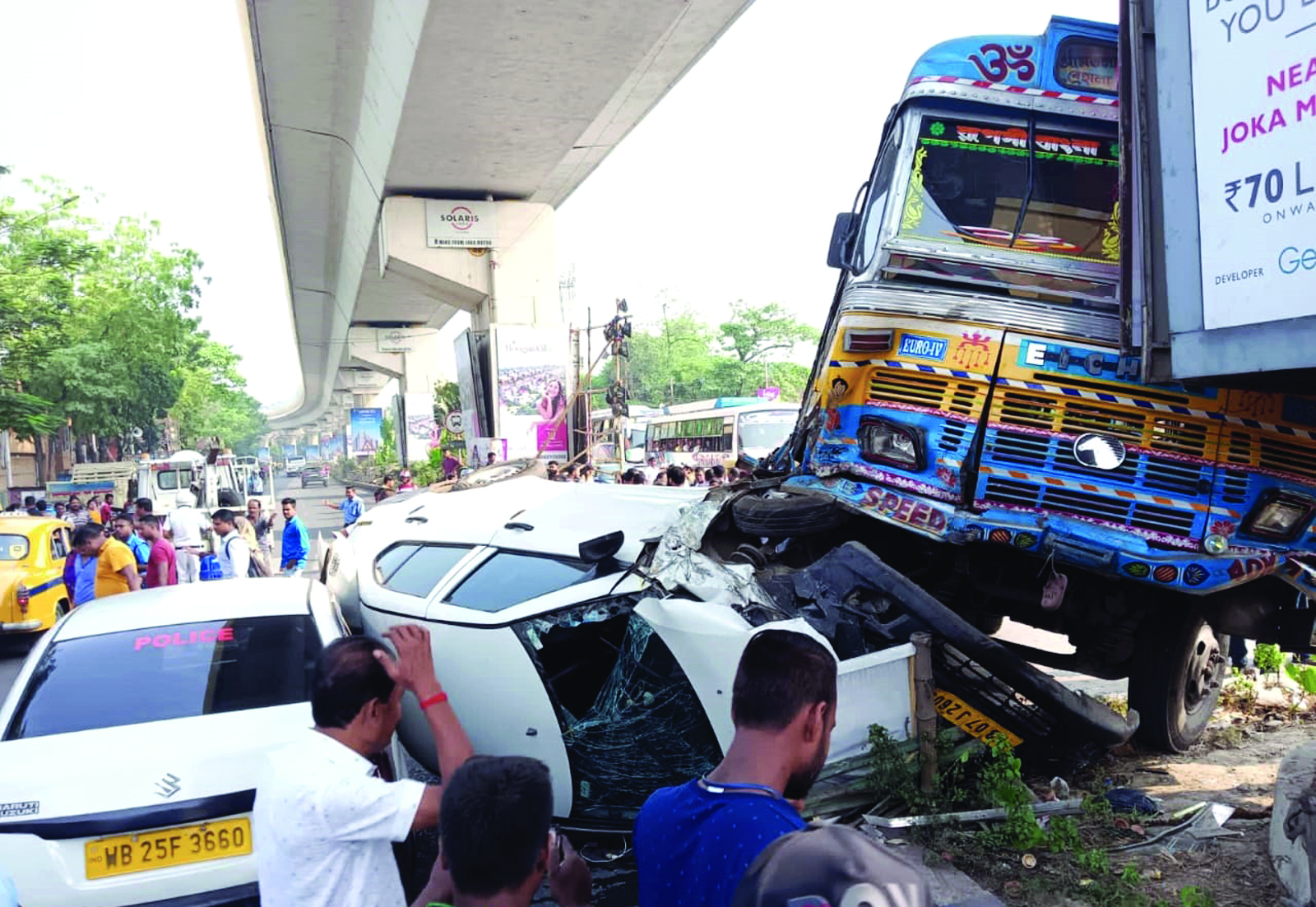 Thakurpukur: About 19 injured, one critical, in bus accident Thakurpukur: About 19 injured, one critical, in bus accident