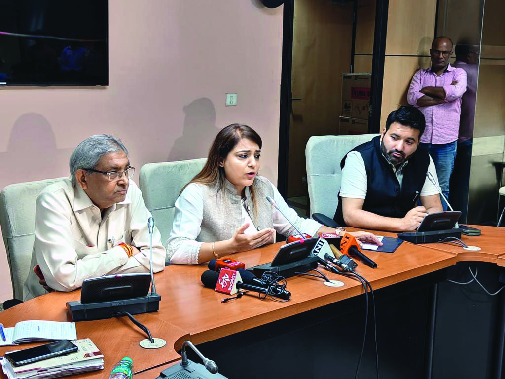 Mayor holds meeting with DCs across 12 zones on GRAP stage IV