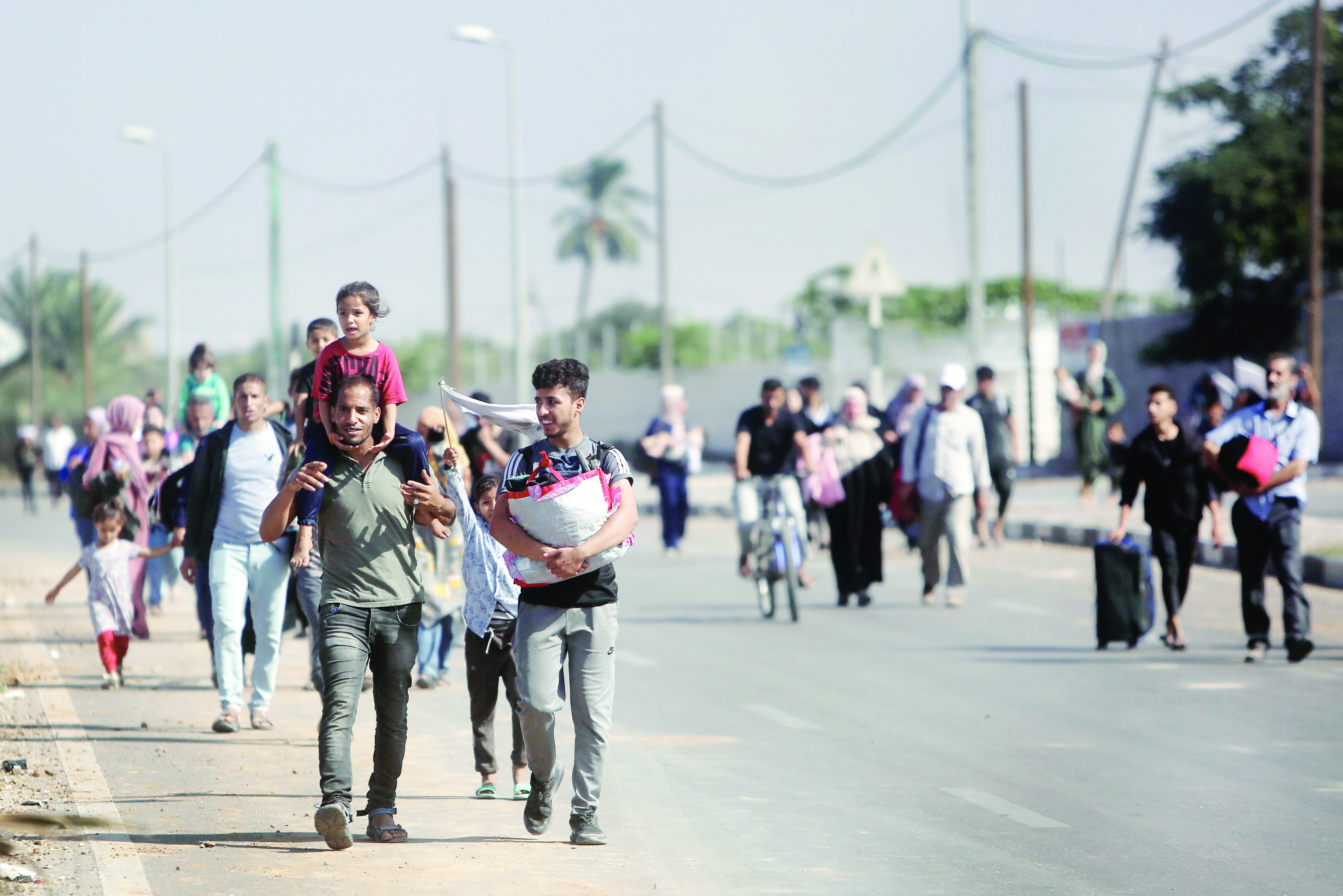 Thousands of Palestinians flee on foot