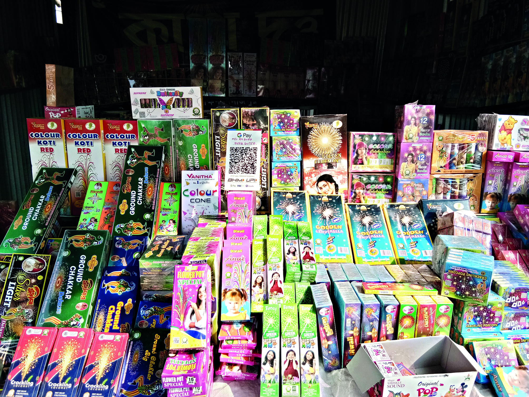 Balurghat’s firecracker market suffers due to dearth of buyers Balurghat’s firecracker market suffers due to dearth of buyers