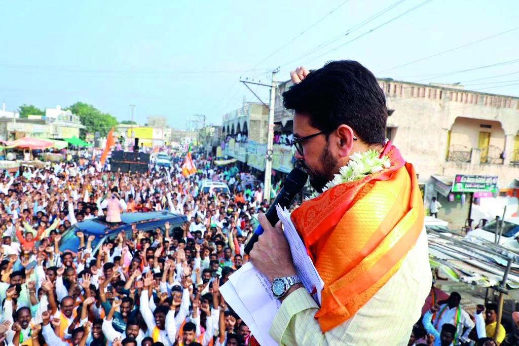Thakur condemns TRS govt in Telangana over corruption