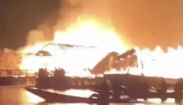 Fire breaks out at Srinagars Dal Lake, several houseboats gutted Fire breaks out at Srinagars Dal Lake, several houseboats gutted