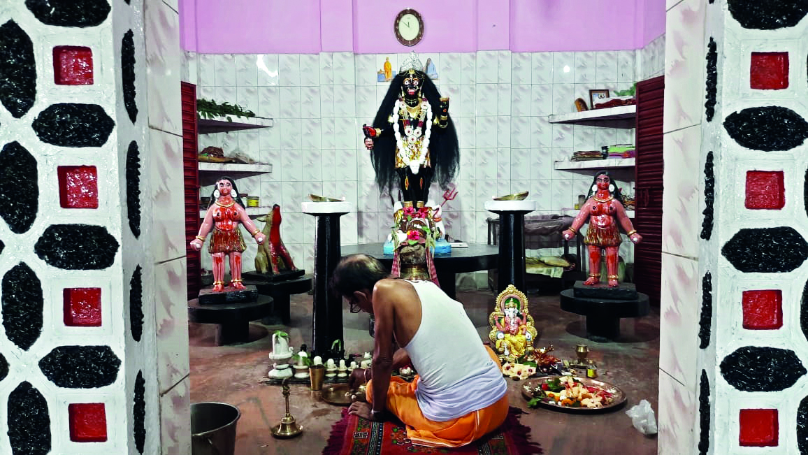 People throng ‘Devi Chaudhurani Samsan Kali Temple’ on Kali Puja People throng ‘Devi Chaudhurani Samsan Kali Temple’ on Kali Puja