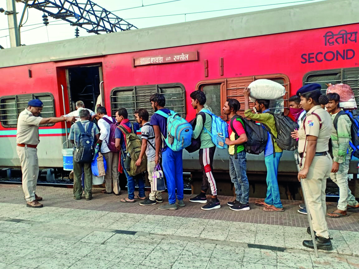 Special queue system enforced by Eastern Railway’s RPF for Bihar & UP-bound trains Special queue system enforced by Eastern Railway’s RPF for Bihar & UP-bound trains