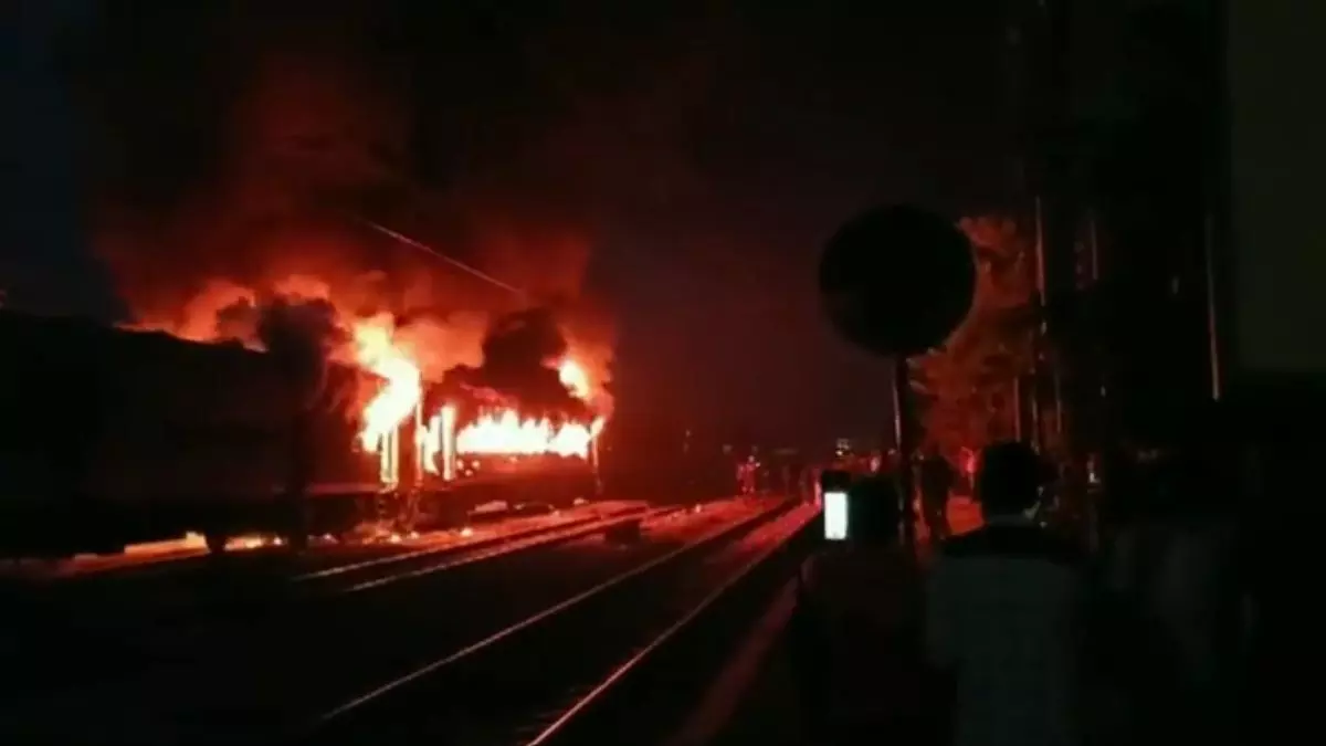 Massive fire breaks two engulfs coaches of New Delhi-Darbhanga Express near UPs Etawah Massive fire breaks two engulfs coaches of New Delhi-Darbhanga Express near UPs Etawah
