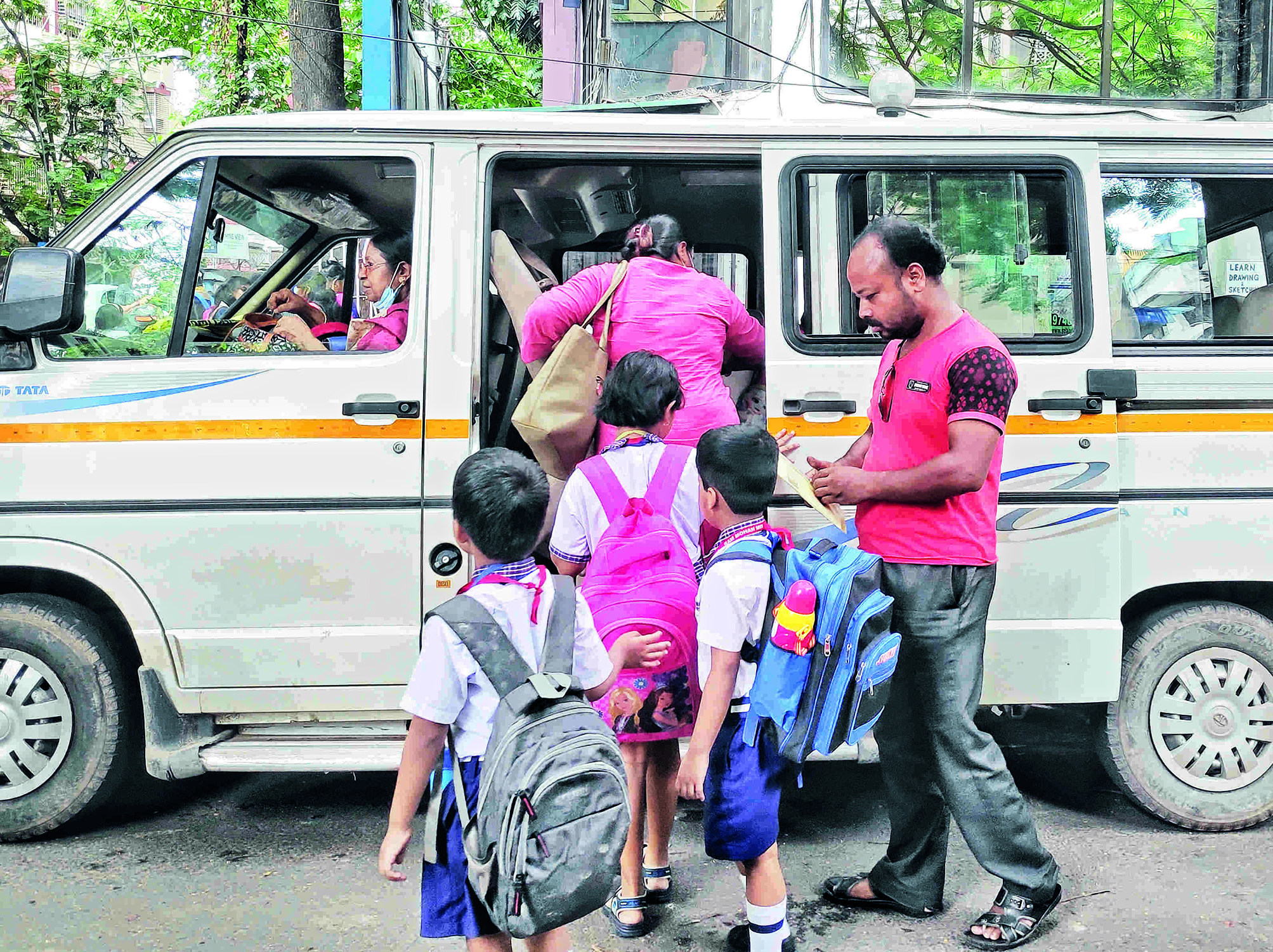 ‘No cars will be allowed to park during school hours along AJC Bose, Darga Road’