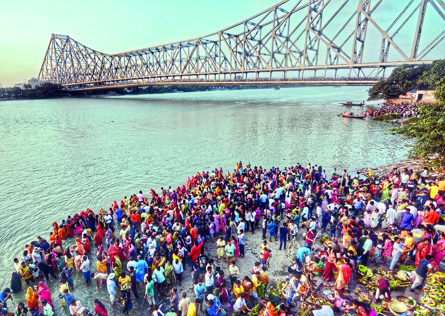 City celebrates Chhath Puja amid elaborate arrangements City celebrates Chhath Puja amid elaborate arrangements