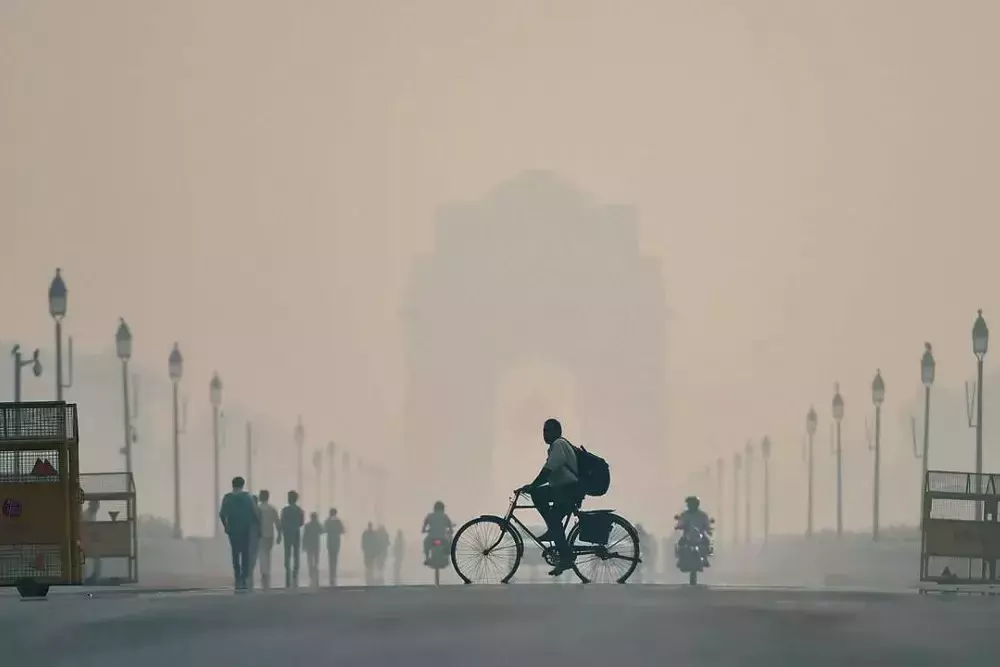 Delhis air pollution level on the rise Delhis air pollution level on the rise