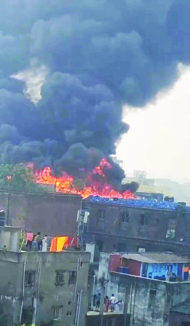 Howrah plastic godown fire: About 3 engines   pressed into action to douse flames, none hurt