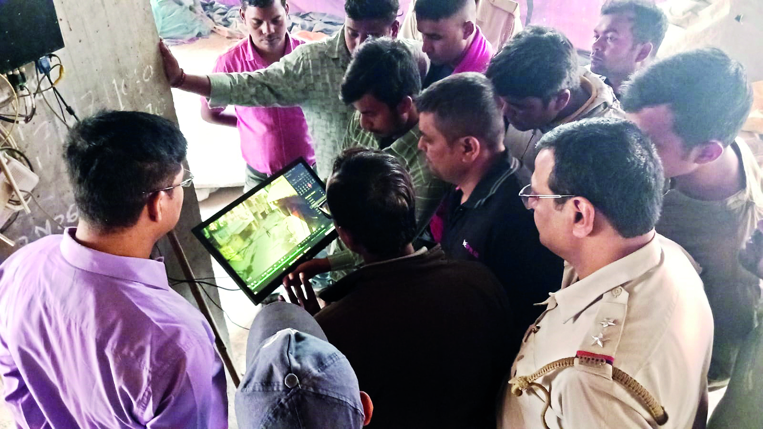 Malda: 4 youths pose as cops, rob gold ornaments from woman Malda: 4 youths pose as cops, rob gold ornaments from woman