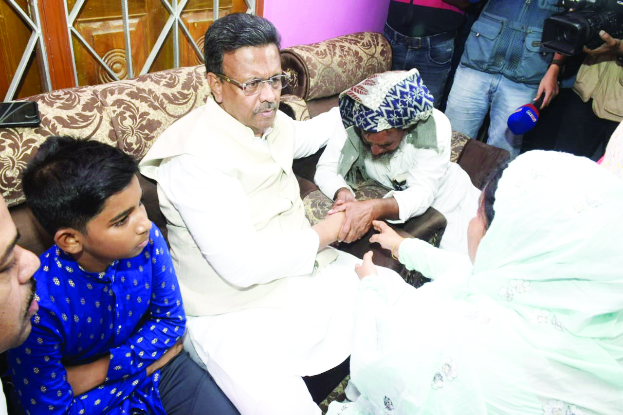 Joynagar: Firhad Hakim visits family of   murdered Trinamool Congress worker