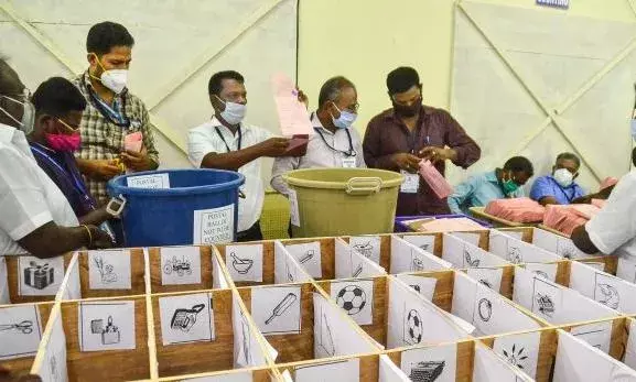 Madhya Pradesh: BJP leads in 43, Congress in 42 seats Madhya Pradesh: BJP leads in 43, Congress in 42 seats