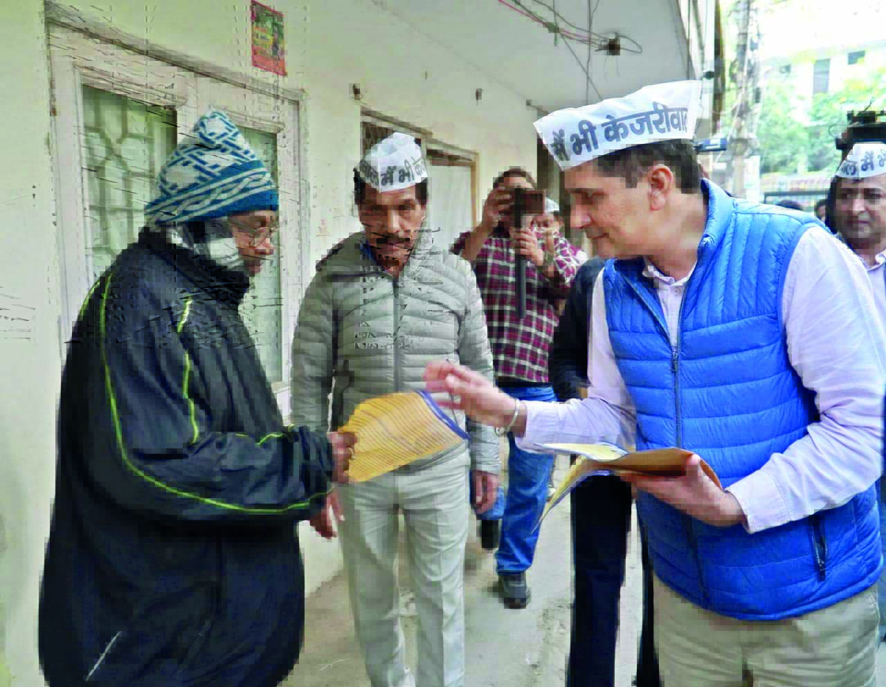 Saurabh Bharadwaj holds ‘Main Bhi Kejriwal’ campaign at Kalkaji Saurabh Bharadwaj holds ‘Main Bhi Kejriwal’ campaign at Kalkaji