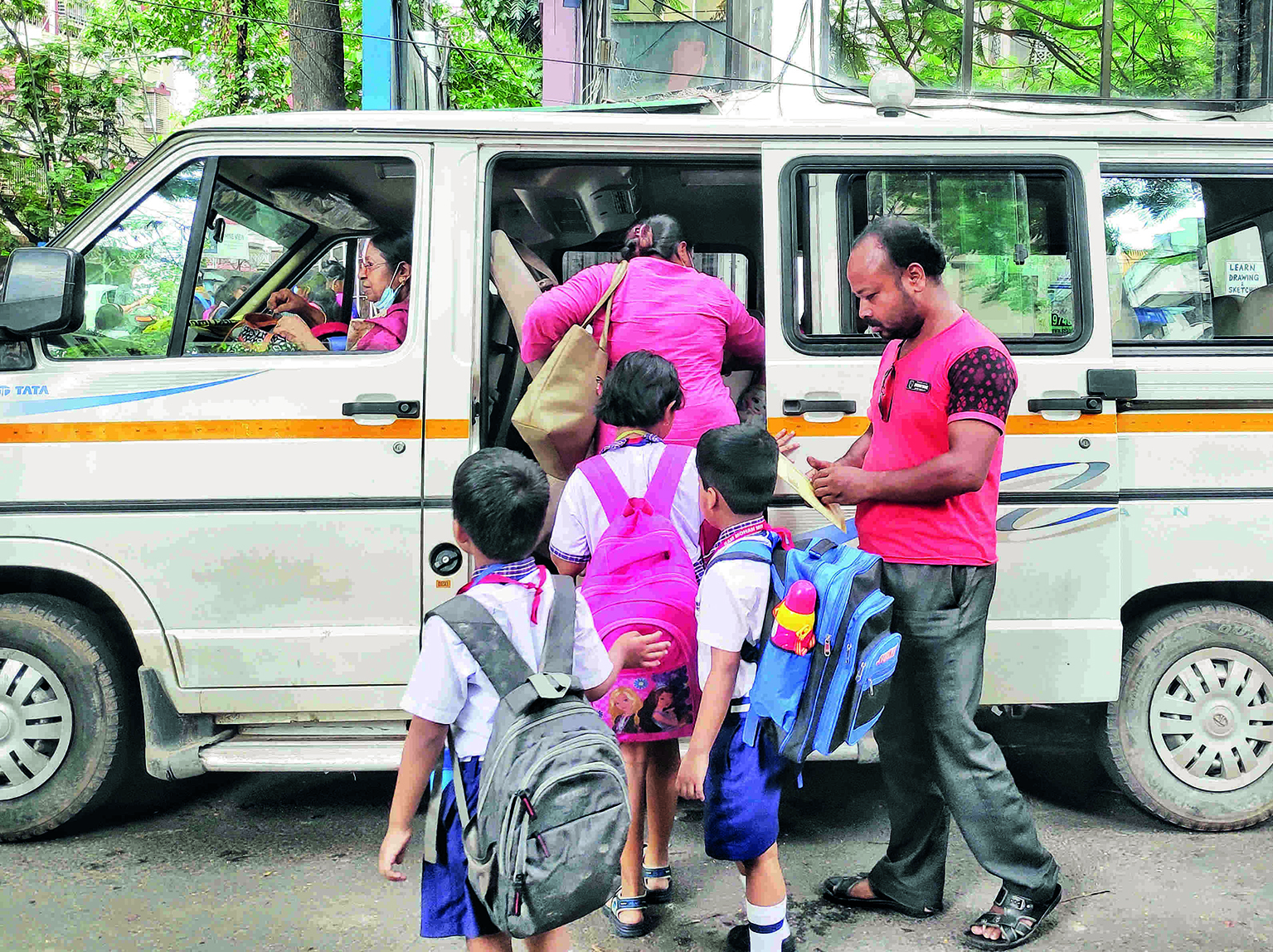 Pool car owners seek   renewal of ‘All Bengal Permit’