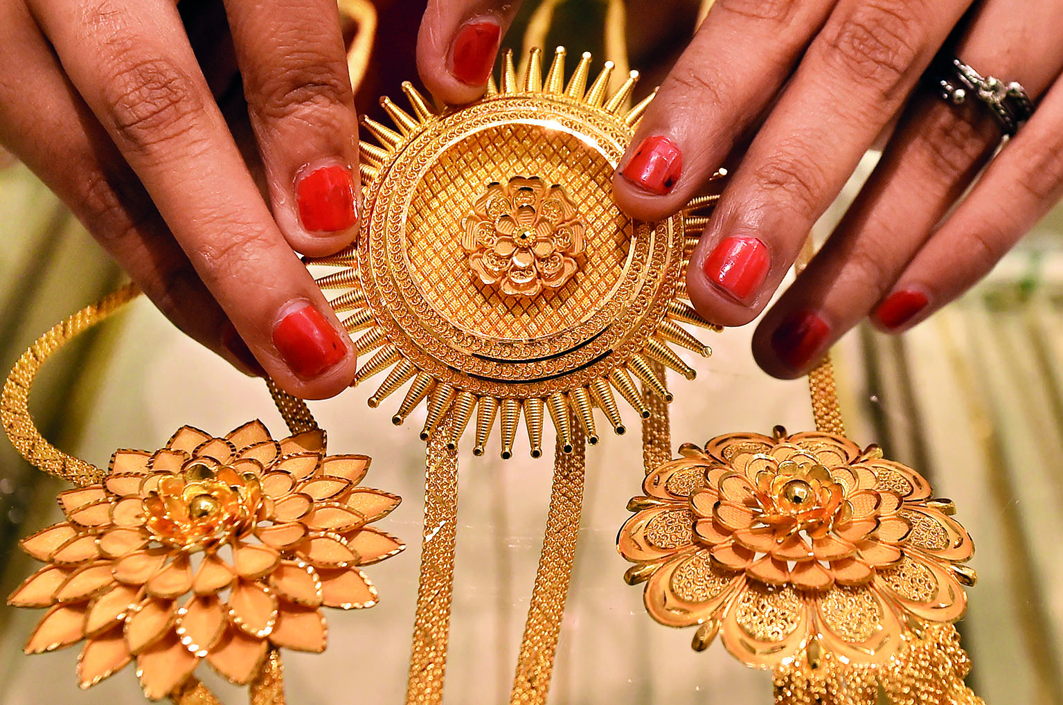 Gold nosedives Rs 1,050 to Rs 63,250 per 10 grams Gold nosedives Rs 1,050 to Rs 63,250 per 10 grams