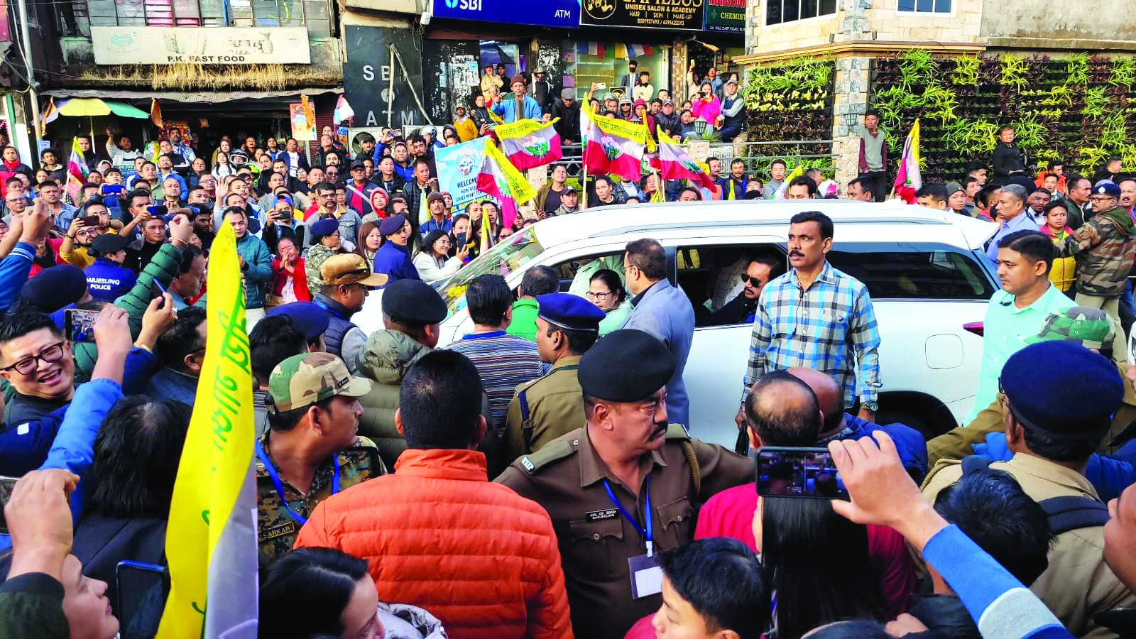 Mamata arrives to a warm welcome in Kurseong