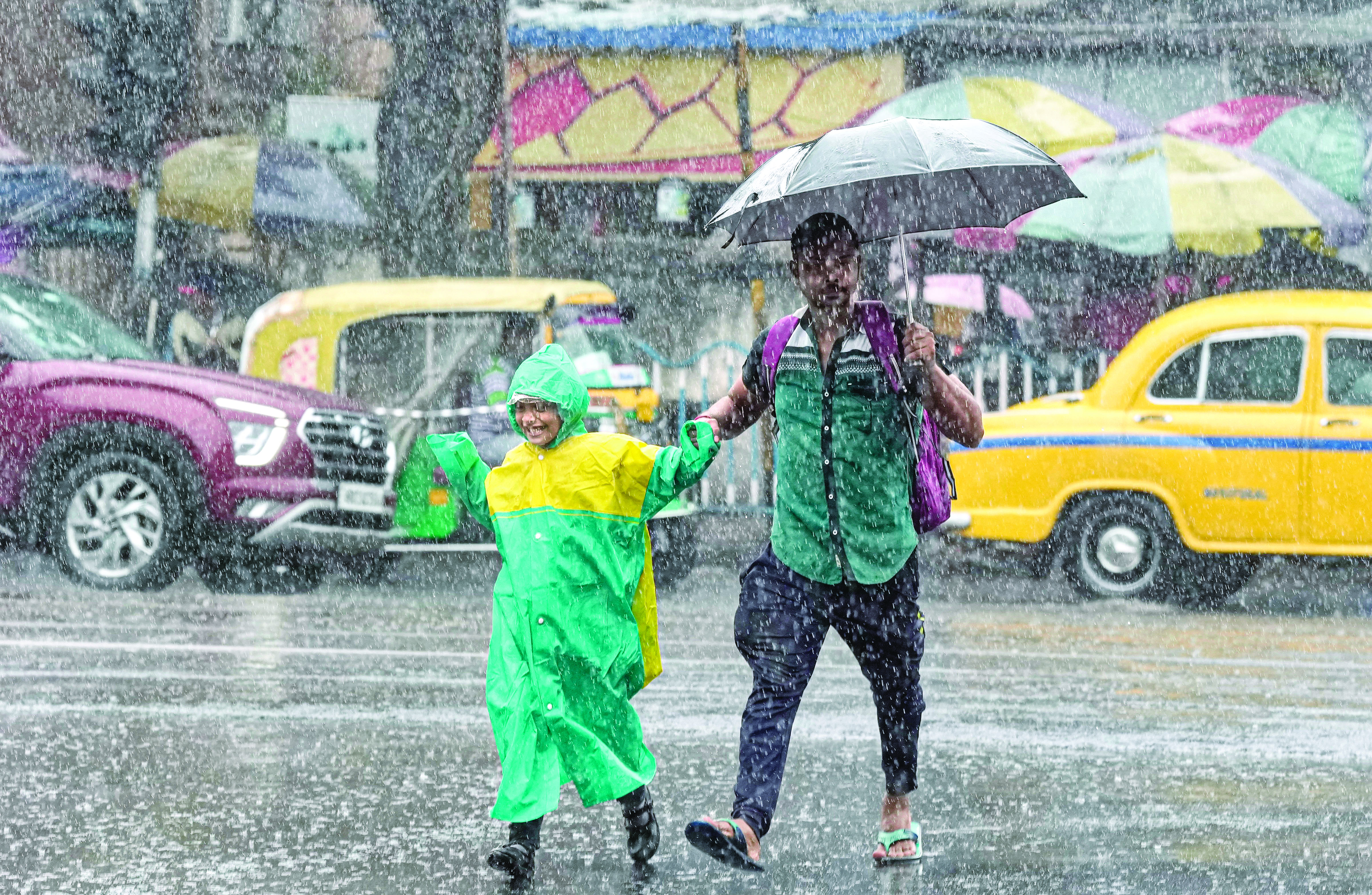 Intermittent rain lashes Kolkata, several South Bengal districts